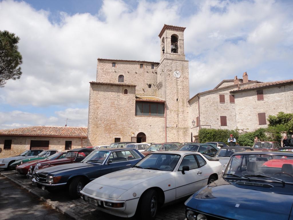 Castello Izzalini Todi Resort Екстериор снимка
